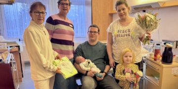 Vincent mit seiner Familie sowie Oberärztin Anne-Helga Henning (li.) und Pflegedirektorin Birgit Wolthusen (2.v.l.) (Bild: Lausitzer Seenland Klinikum)