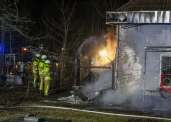 Brand greift auf Gebäude in Cottbus-Madlow über