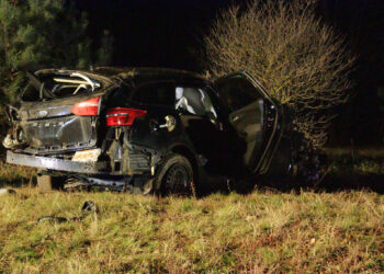 Auto auf B169 bei Drebkau überschlagen. Fahrer im Krankenhaus