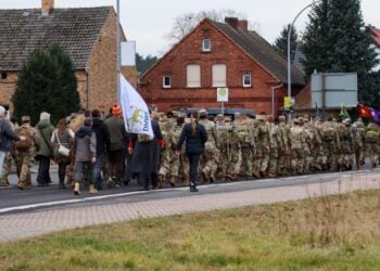 Knapp 250 Soldaten bei historischem Gedenkmarsch in Spremberg
