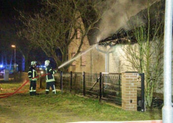 Feuerwehr löscht nächtlichen Gebäudebrand in Byhleguhre