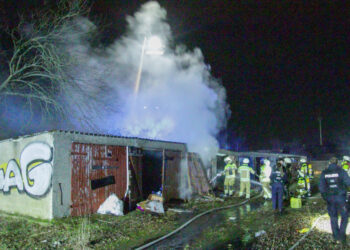 Feuerwehr zu Garagenbrand in Cottbus alarmiert. Gasflasche explodiert