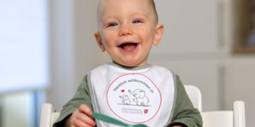 Der einjährige Noah trägt als echter Senftenberger beim Warten auf den Gemüsebrei schon mal das neue Senftenberger Stadt-Lätzchen. Genauso ein Lätzchen bekommen alle Minis, die zum Baby-Empfang des Bürgermeisters am 28. Februar ins Kulturschiff  in den Familienpark Großkoschen kommen. (Rasche/Stadt Senftenberg)