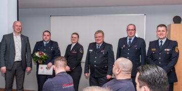 Foto: Stadt Lauchhammer, Matthias Püschl
U.a. erhielt Stefan Lemme, stellv. Stadtjugendfeuerwehrwart, (2.v.l.) das Ehrenzeichen der Landejugendfeuerwehr in Gold