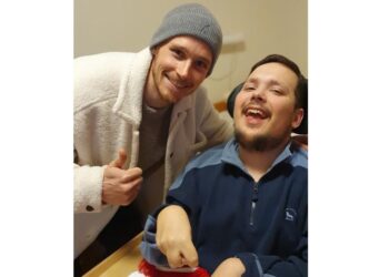 Energie-Kapitän Borgmann überrascht treuen Fan im Rollstuhl