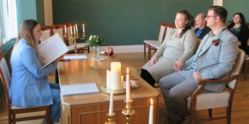 Am 8. Januar fand bereits die erste Trauung im Jahr 2025 statt. Standesbeamtin Rieke Faatz
(links) konnte dazu Julia Bieberstein Marian Traugott zur Eheschließung im Trauzimmer begrüßen.
Foto: Stadt Calau / Jan Hornhauer