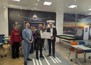 Rolls-Royce unterstützt MINT-Bildung und Flugsimulatoren in Cottbus