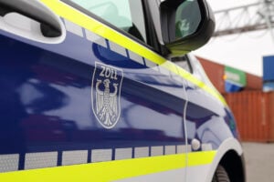 Zoll deckt 61 illegale Arbeitskräfte auf Solarpark-Baustelle auf