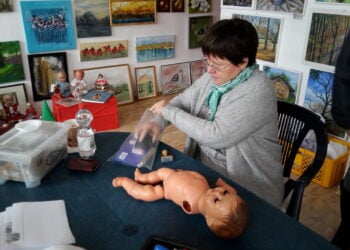 Puppensprechstunde: Hilfe für Teddys und Puppen in Forst