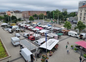 Cottbuser Wochenmarkt am Samstag vor der Stadthalle
