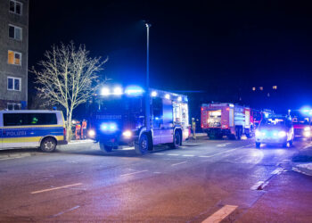 Cottbus: Kinderwagen in Mehrfamilienhaus in Flammen. Polizei ermittelt