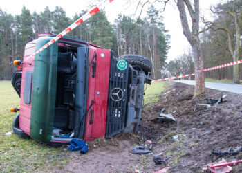 Luckau: LKW auf B96 umgekippt – Fahrer leicht verletzt