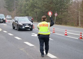 Verkehrskontrolle an der Landesgrenze: Alkohol- & Drogen im Mittelpunkt