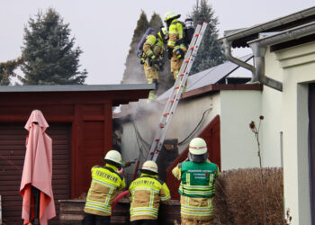 Mülltonnen in Flammen: Feuerwehr verhindert Gebäudebrand in Cottbus