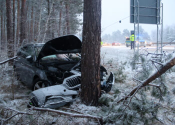 A13 bei Klettwitz: Winterliche Fahrbahn führt zu Autounfall