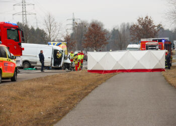 Schwerer Autounfall bei Schipkau: Ein Toter, drei Verletzte