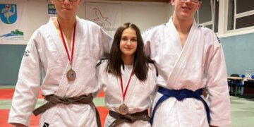 v.l.nr. Tim Siebert, Landesmeisterin Sophie Jäger und Maximilian Semisch (Bild: KSC ASAHI Spremberg)