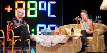 Die Gastgeberinnen beim Talk-Format „Lampenfieber live!“: (links) Corinna Jarosch und (rechts) Franziska Benack  (Bild: Bern Schönberger)