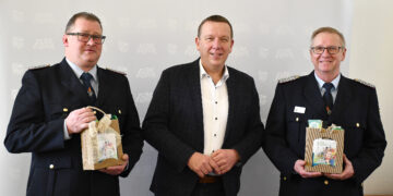 Landrat Christian Jaschinski (M.) mit den stellvertretenden Kreisbrandmeistern Mario Harnisch (l.) und Frank Romey (r.). (Bild:  Pressestelle Kreisverwaltung/ Torsten Hoffgaard:)