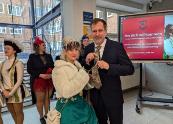 „Schnipp Schnapp, Schlips ab“: Weiberfastnacht im Cottbuser Rathaus