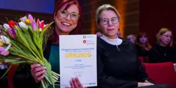 Preisträgerin Melanie Müller, Einrichtungsleitung Pflege der Thiem-Care GmbH (l.), mit der Pflegevorständin der MUL – CT, Andrea Stewig-Nitschke (Bild: Marten Ronneburg/Springer Medizin Verlag GmbH)