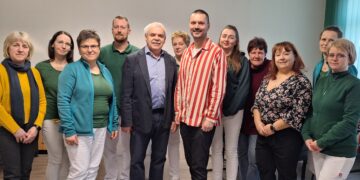 Neustart für die Radiologische Praxis Senftenberg. Neuer Chef ist Dr. André Deparade (Mitte,r.). Er hat den Staffelstab  von Praxisgründer Dr. Klaus-Günter Karich übernommen. (Bild: Andrea Budich)