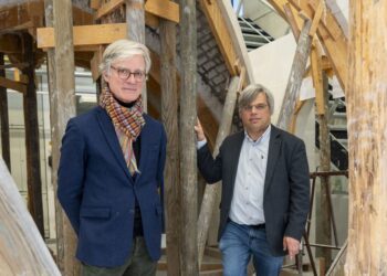 Chefarchitekt vom Notre-Dame-Wiederaufbau besucht Nachbau der BTU