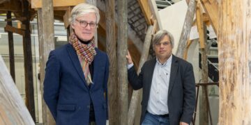 Chefarchitekt Pascal Prunet (links) und Prof. Dr.-Ing. David Wendland im Stereotomie-Labor (Foto: BTU, Ralf Schuster)