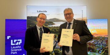 BTU-Vizepräsident Prof. Dr. Michael Hübner (l.) und Bernhard Lamprecht, Geschäftsführer des Lakeside Parks. Foto: Lakeside/Lena Eicher