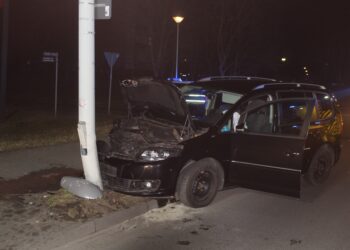 Cottbus: Auto gegen Laterne geprallt. Zwei Kinder & Vater verletzt