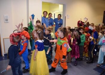 Bunte Kostüme, fröhliche Lieder: Gubener Kita-Kinder vertreiben Winter