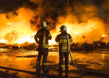 Nächtlicher Großbrand im Amt Peitz: Futtermittelsilo in Flammen