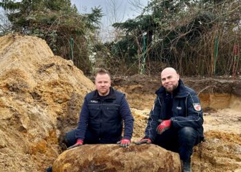 500kg Weltkriegsbombe Elsterwerda von KMBD Enrico Schnick (li.) und Steffen Kleinke (re.) erfolgreich entschärft