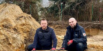 500kg Weltkriegsbombe Elsterwerda von KMBD Enrico Schnick (li.) und Steffen Kleinke (re.) erfolgreich entschärft