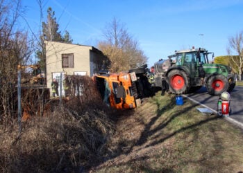 LKW-Unfall in Groß Schacksdorf. Bundesstraße stundenlang gesperrt