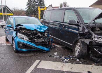 Drei Autos kollidieren in Cottbus – Zwei Verletzte nach Vorfahrtsfehler