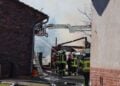 Großbrand in Heinersbrück: Feuerwehrmann bei Löscharbeiten verletzt