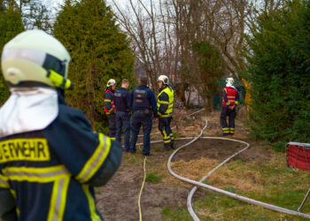 Gartenlaube in Forst niedergebrannt. Feuerwehr verhindert Ausbreitung