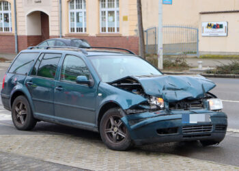 Auffahrunfall in Cottbus – ein Auto nicht mehr fahrbereit