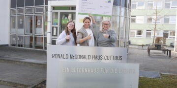 Lea-Sophie Baltrusch (FSJlerin im Elternhaus), Juliane Szobonya (Öffentlichkeitsarbeit der LWG) und Sibylle
Stahn (Leiterin Ronald McDonald Haus Cottbus) sind von der Fortsetzung der Patenschaft begeistert
Foto: LWG
