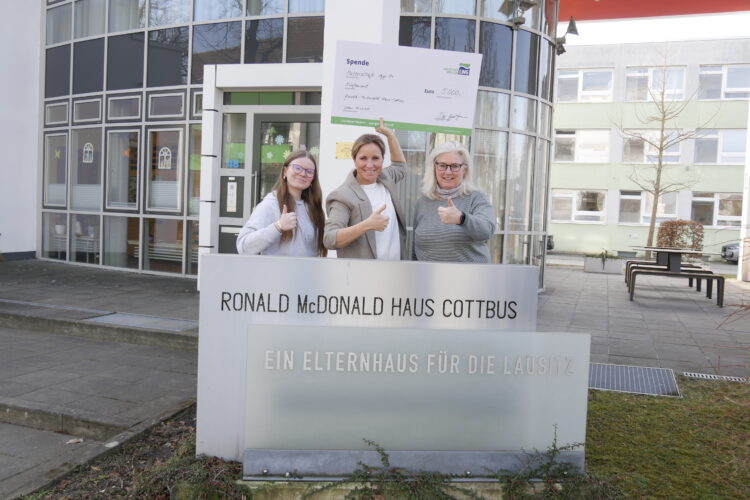 Lea-Sophie Baltrusch (FSJlerin im Elternhaus), Juliane Szobonya (Öffentlichkeitsarbeit der LWG) und Sibylle
Stahn (Leiterin Ronald McDonald Haus Cottbus) sind von der Fortsetzung der Patenschaft begeistert
Foto: LWG
