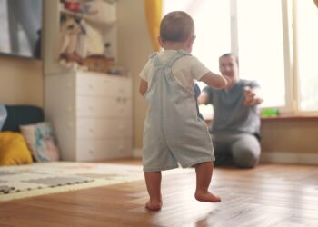 Erste Schritte bis zum Schuhe binden – wichtige Meilensteine für Kinder