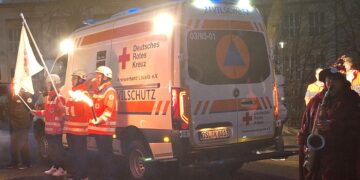 Das neue Fahrzeug für den Zivilschutz wurde mit einer kleinen Zeremonie in Senftenberg in den Dienst gestellt. (Bild: DRK-KV Lausitz/Dunja Petermann)