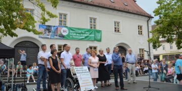 Bürgermeister Jörg Gampe, Elsterwerdas Bürgermeisterin Anja Heinrich und weitere Akteure beim gemeinsamen Protest gegen die Schließung des Krankenhausstandorts in Finsterwalde am 15. August 2023 (Bild: Stadt Finsterwalde / Paula Hromada)