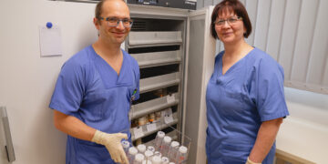 Lars Geerdts, Ärztlicher Leiter der Frauenmilchbank und Oberarzt der Klinik für Kinder- und Jugendmedizin, und Susan Lindow, Mitarbeiterin der Frauenmilchbank und Kinderkrankenschwester auf der Frühgeborenenstation K3, in der Frauenmilchbank der MUL – CT.