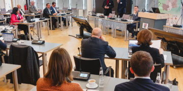 Die zweite Sitzung des Innovations- und Netzwerkrates hat im Kreistagssaal der Kreisverwaltung Spree-Neiße stattgefunden. Der Vorstandsvorsitzende der MUL – CT, Prof. Dr. mult. Eckhard Nagel, im Gespräch mit SPN-Landrat Harald Altekrüger. (Bild: MUL-CT / Rüdiger Hofmann)