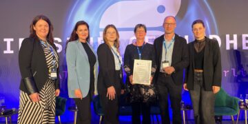 v.l.n.r. Innovationsmanagerin Dominique Seydel, Vorständin Konstanze Marinoff, die diesjährigen Gewinner des Sana Innovationspreises Josephine Wendlandt, Birgit Wolthusen und Gernot Schweitzer sowie Innovationsmanagerin Julia von Schledorn