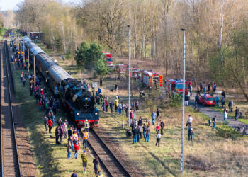 Durstige Dampflok: Feuerwehren liefern 21.000 Liter Wasser in Neuhausen