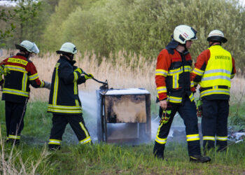 Rauch über der Landstraße: Feuerwehren löschen Brand bei Kolkwitz