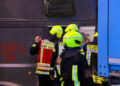 A13: Pferd verkeilt sich im Anhänger. Feuerwehr rettet Tier; Foto: Blaulichtreport Lausitz